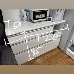 キッチンボード、キッチンカウンター、食器棚の画像