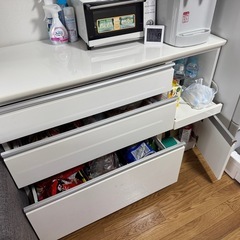 キッチンボード、キッチンカウンター、食器棚の画像