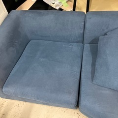 I2510-113 クッション付き3人掛けソファ ブルー 日焼け跡あり 中古 クッション5つ　の画像