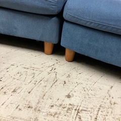 I2510-113 クッション付き3人掛けソファ ブルー 日焼け跡あり 中古 クッション5つ　の画像