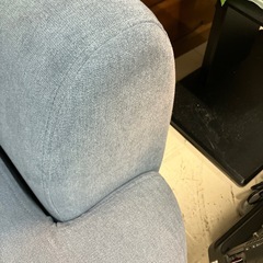 I2510-113 クッション付き3人掛けソファ ブルー 日焼け跡あり 中古 クッション5つ　の画像