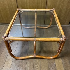ガラス•木調テーブルの画像