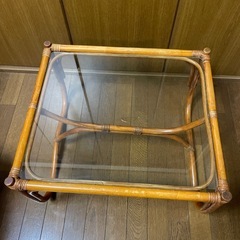 ガラス•木調テーブルの画像