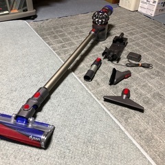 Dyson V7 ⑦ モーターヘッド ＋ ブラシ類2本 ＋ 壁取付充電スタンド　の画像