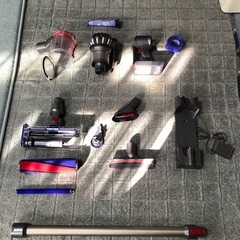 Dyson V7 ⑦ モーターヘッド ＋ ブラシ類2本 ＋ 壁取付充電スタンド　の画像