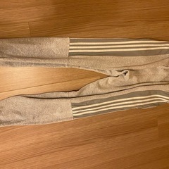 グレーのadidasジョガーパンツ、サイドジッパーポケットの画像