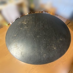 大きな丸いテーブルの画像