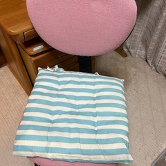 ニトリ　学習机　椅子と可動式引き出し付きの画像
