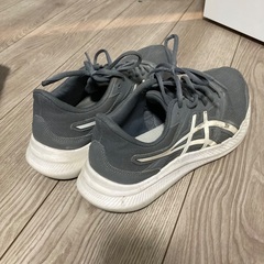 アシックス🔴スニーカーの画像