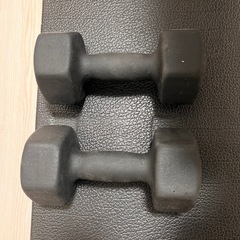 筋トレベンチと10kg ダンベル2個の画像