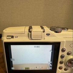 OLYMPUS E-PL2 ミラーレス一眼カメラ ホワイトの画像