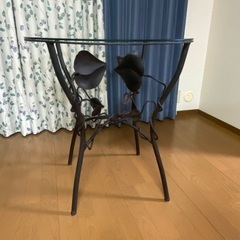 ガラス天板のアンティークテーブルの画像