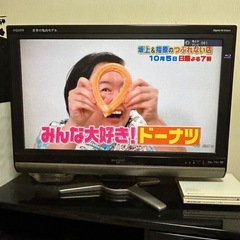 32インチテレビとテレビ台の画像