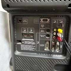32インチテレビとテレビ台の画像