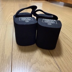 新品未使用　サンダル　スリッパ　室内履き　厚底　黒の画像