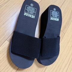 新品未使用　サンダル　スリッパ　室内履き　厚底　黒の画像