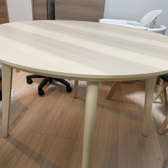 IKEAの丸ダイニングテーブルの画像