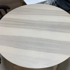 IKEAの丸ダイニングテーブルの画像