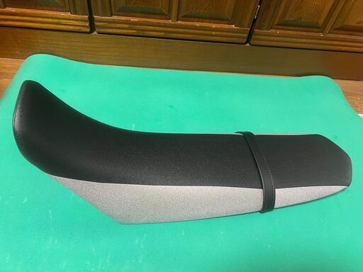 WR250R/X DG15J ｜純正シート｜新品同様｜近所配達可｜希少；黒 / シルバー｜