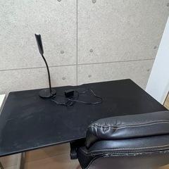 机、椅子、電気の画像