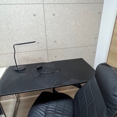 机、椅子、電気の画像