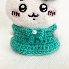 ちいかわ　お座りぬいぐるみ　ベレー帽とワンピースのセット　エメラルドグリーンの画像