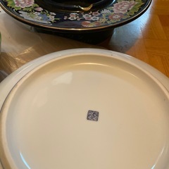 直径25から28cm位の大きな食器の画像