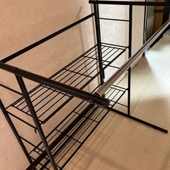☆押し入れラック 収納 スチール棚2段 ハンガーポール付 ブラック 黒の画像