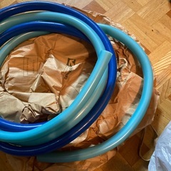 1.5から2メートル位のホース2本の画像