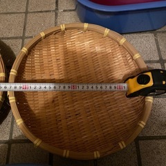 直径30センチと35センチのザルの画像