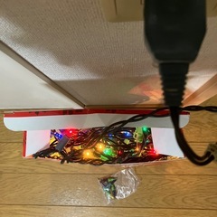 クリスマスツリーと100球の電球とオーナメントの画像