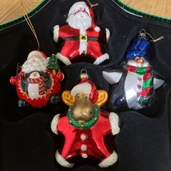 クリスマスツリーと100球の電球とオーナメントの画像