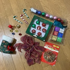 クリスマスツリーと100球の電球とオーナメントの画像