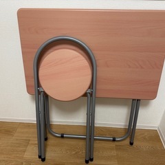 テーブルと椅子セットの画像