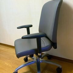 ゆったり座れる調整可能アームレスト付きデスクチェアの画像