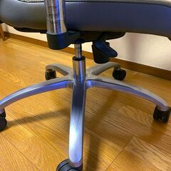 ゆったり座れる調整可能アームレスト付きデスクチェアの画像