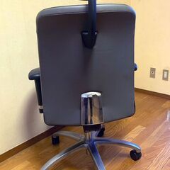 ゆったり座れる調整可能アームレスト付きデスクチェアの画像
