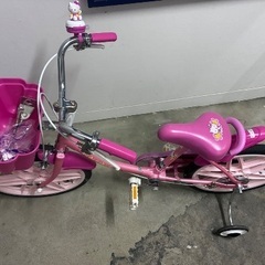 キティちゃん 子供 自転車 18インチ 補助輪付き ヘルメットつけますの画像