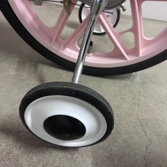 キティちゃん 子供 自転車 18インチ 補助輪付き ヘルメットつけますの画像