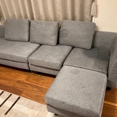 グレーのソファーの画像