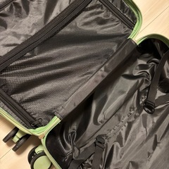 キャリーケース　スーツケース　緑の画像