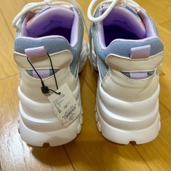 【新品タグ付き】Forever21  厚底スニーカーSサイズの画像