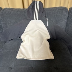 adidas(130サイズ)フード付き裏ボアトレーナ😊未使用品タグ付きの画像
