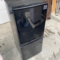 NO B568🌈福岡市内配送設置無料✨🌈シャープ SHARP 冷蔵庫（137L・つけかえどっちもドア） ブラック系 SJ-14W-Bの画像