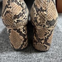 ヘビ柄 ポインテッドトゥパンプス 中ヒールの画像
