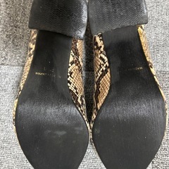 ヘビ柄 ポインテッドトゥパンプス 中ヒールの画像