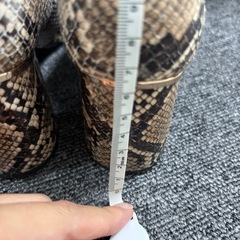 ヘビ柄 ポインテッドトゥパンプス 中ヒールの画像