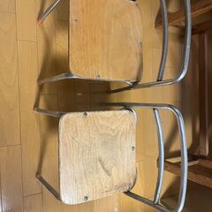 【幼児用】レトロな工作用机と椅子2脚セットの画像