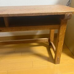 【幼児用】レトロな工作用机と椅子2脚セットの画像