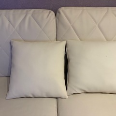 美品★ホワイトレザー  𝐋𝐎𝐖𝐘𝐀
オットマンソファーの画像